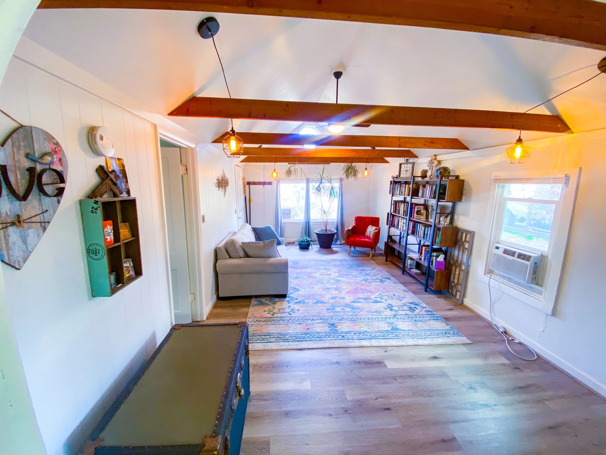 Additional lounge area with bookshelves